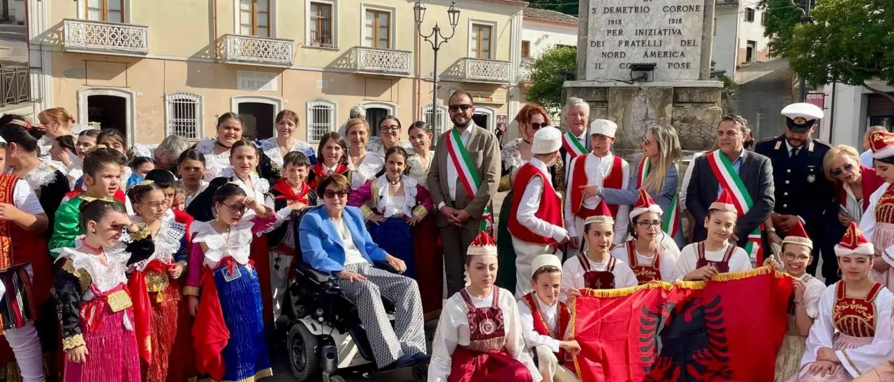 A San Demetrio Corone minoranze linguistiche in festa: la rassegna culturale folcloristica è un successo\n