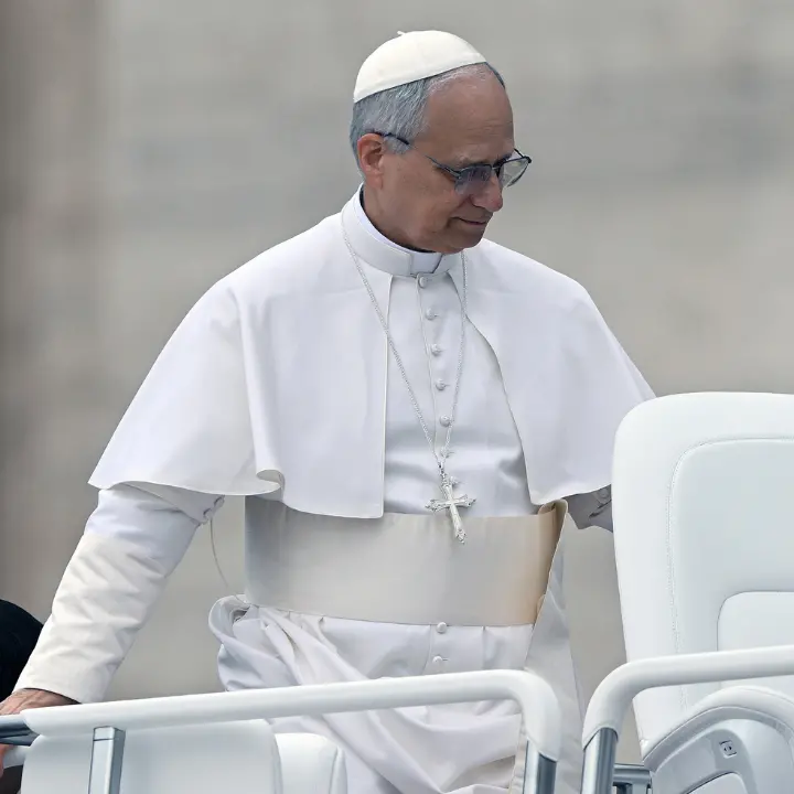 Il Giro d’Italia fa tappa in Vaticano: il Papa benedice i ciclisti e riceve la maglia rosa\n