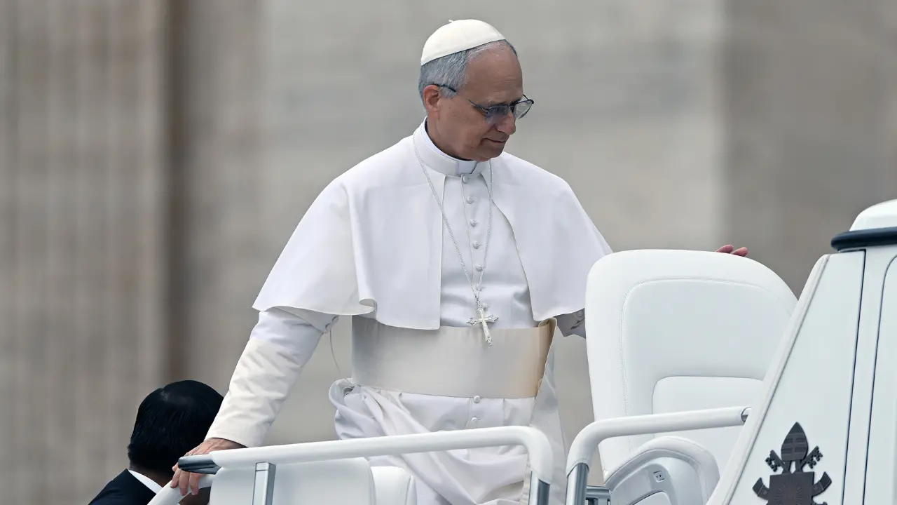 Il Giro d’Italia fa tappa in Vaticano: il Papa benedice i ciclisti e riceve la maglia rosa\n