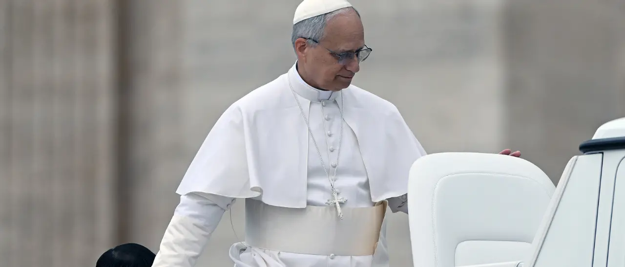 Il Giro d’Italia fa tappa in Vaticano: il Papa benedice i ciclisti e riceve la maglia rosa\n