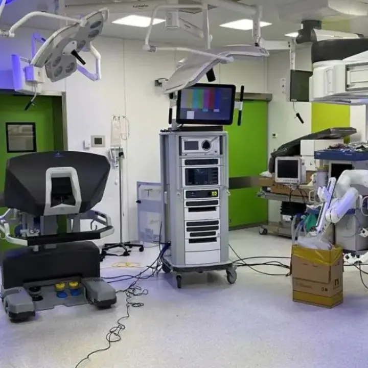 Cosenza, successo all’Annunziata per un intervento di chirurgia robotica su un paziente complesso con doppia patologia\n