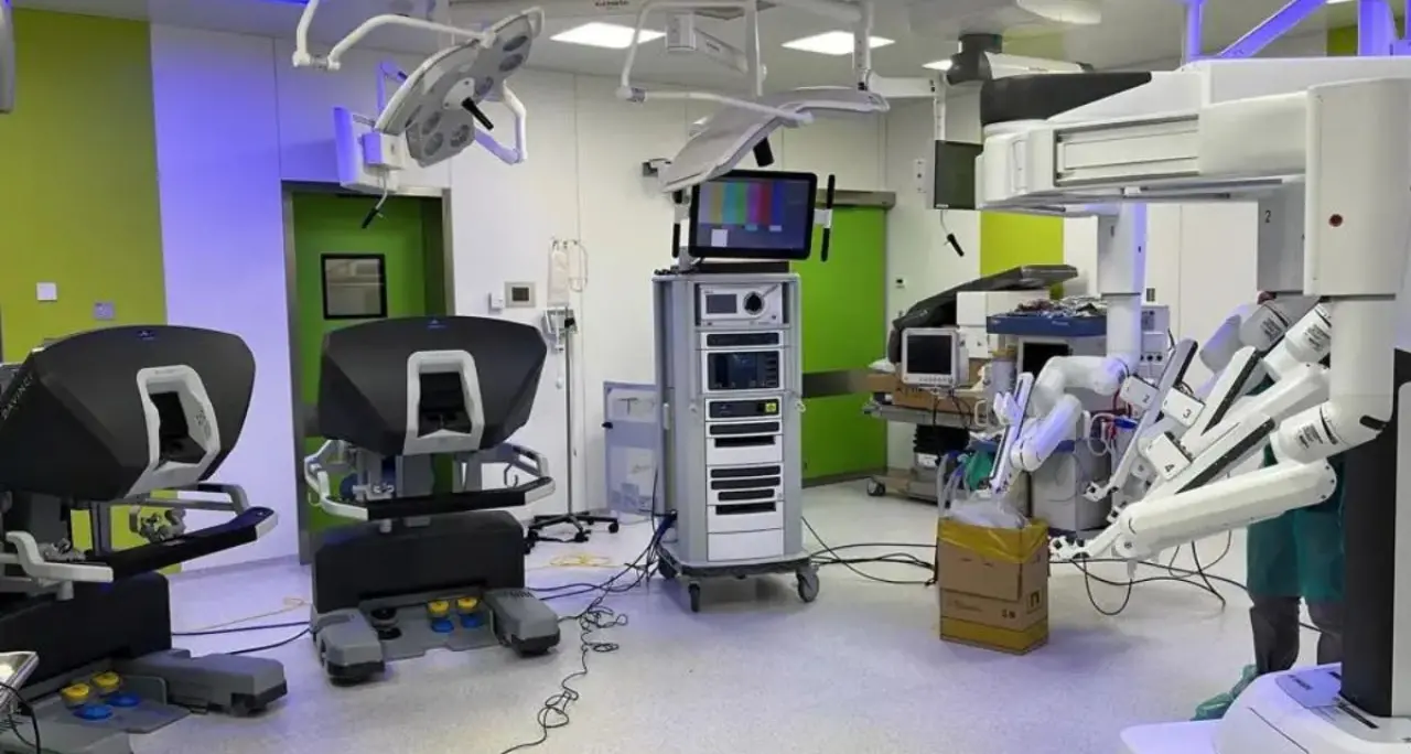 Cosenza, successo all’Annunziata per un intervento di chirurgia robotica su un paziente complesso con doppia patologia\n