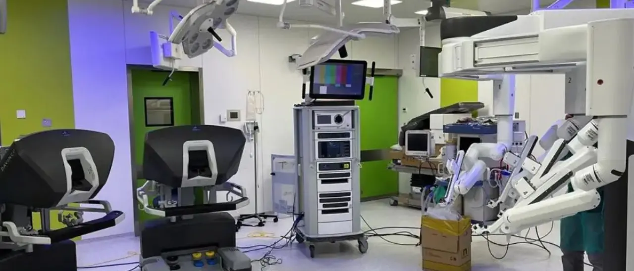 Cosenza, successo all’Annunziata per un intervento di chirurgia robotica su un paziente complesso con doppia patologia\n
