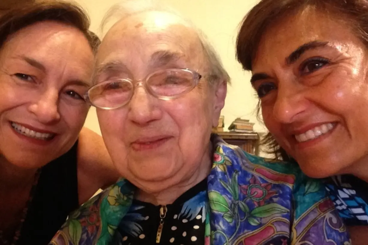 <p>Maria Laura Tortorella, Maria Mariotti e Minella Chil&agrave;</p>\\n