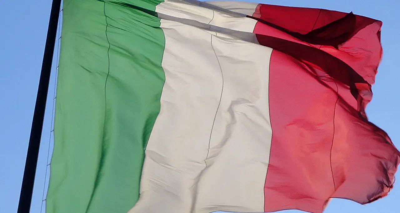 Festa della Repubblica, 26 stazioni ferroviarie tra cui quella di Reggio Calabria si illuminano con il Tricolore\n