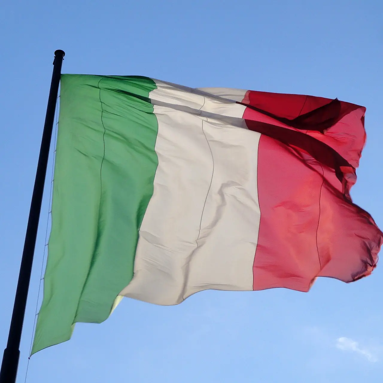 Festa della Repubblica, 26 stazioni ferroviarie tra cui quella di Reggio Calabria si illuminano con il Tricolore\n