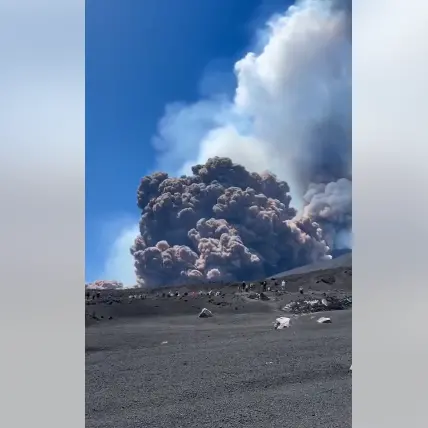 Crolla un fianco del cratere dell’Etna, nube eruttiva alta chilometri\n