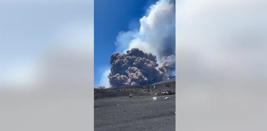 Crolla un fianco del cratere dell’Etna, nube eruttiva alta chilometri\n