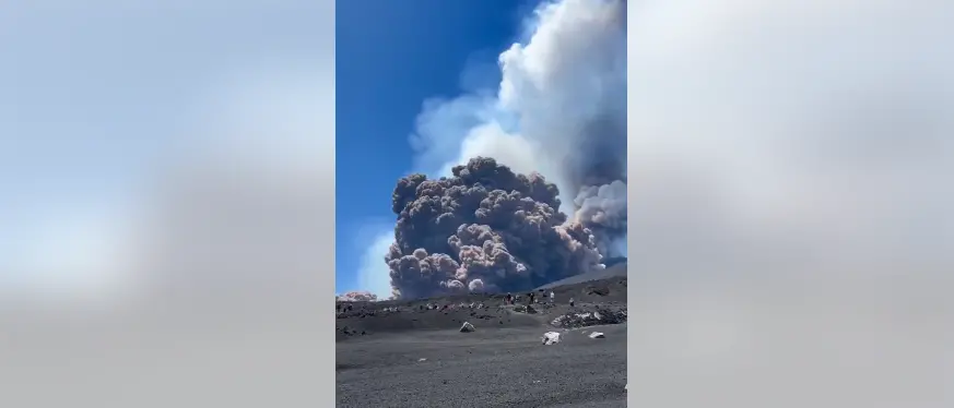 Crolla un fianco del cratere dell’Etna, nube eruttiva alta chilometri\n