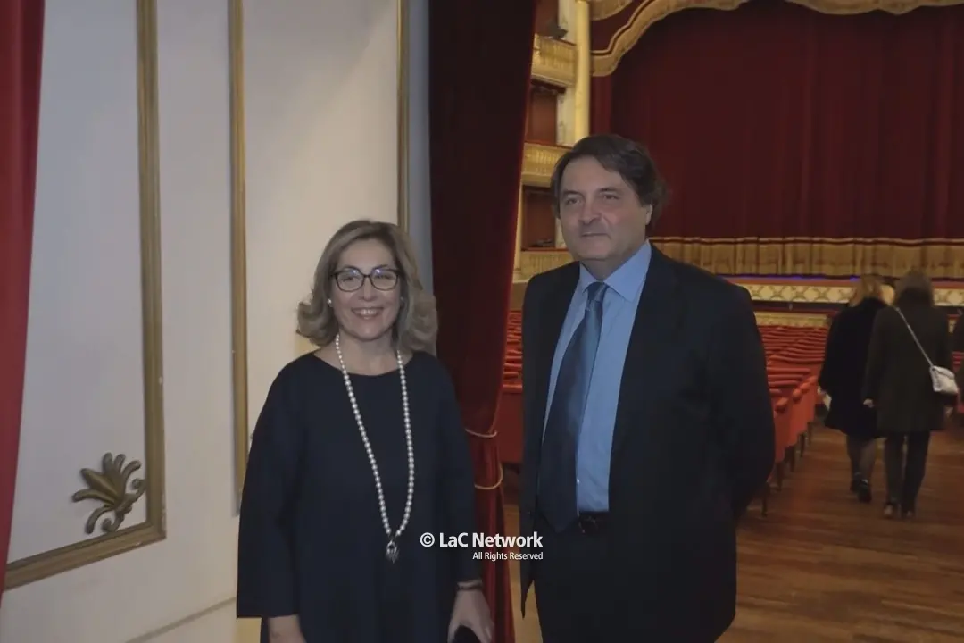 <p>Il direttore organizzativo Giusy Ferrara con il presidente di giuria Luigi Stillo</p>\\n