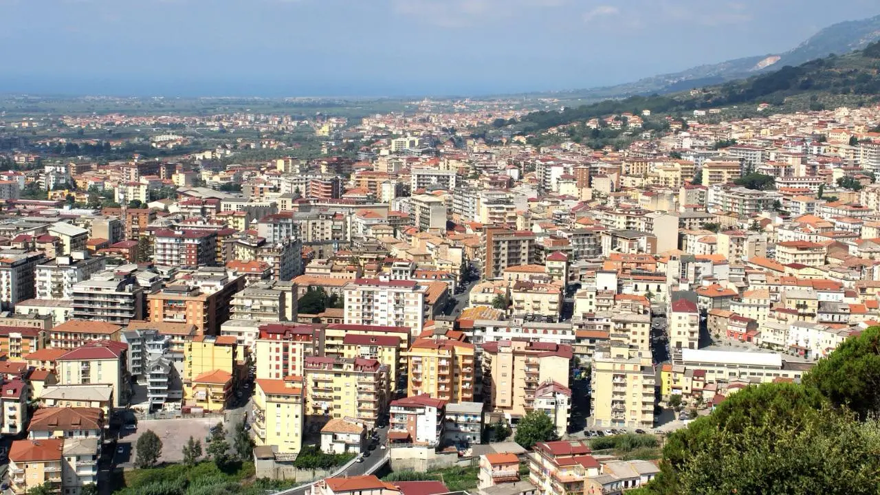 Lamezia tra il lustro delle Stelle Michelin e vecchie\u00A0ombre mafiose: le contraddizioni di una città al bivio