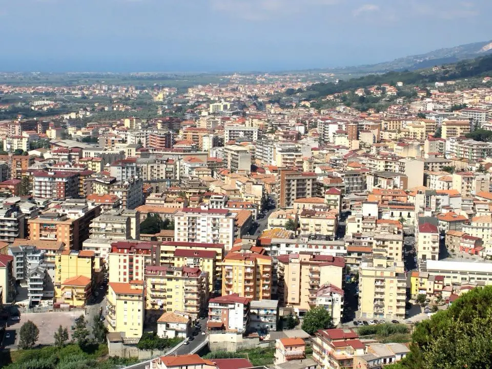 Lamezia tra il lustro delle Stelle Michelin e vecchie ombre mafiose: le contraddizioni di una città al bivio