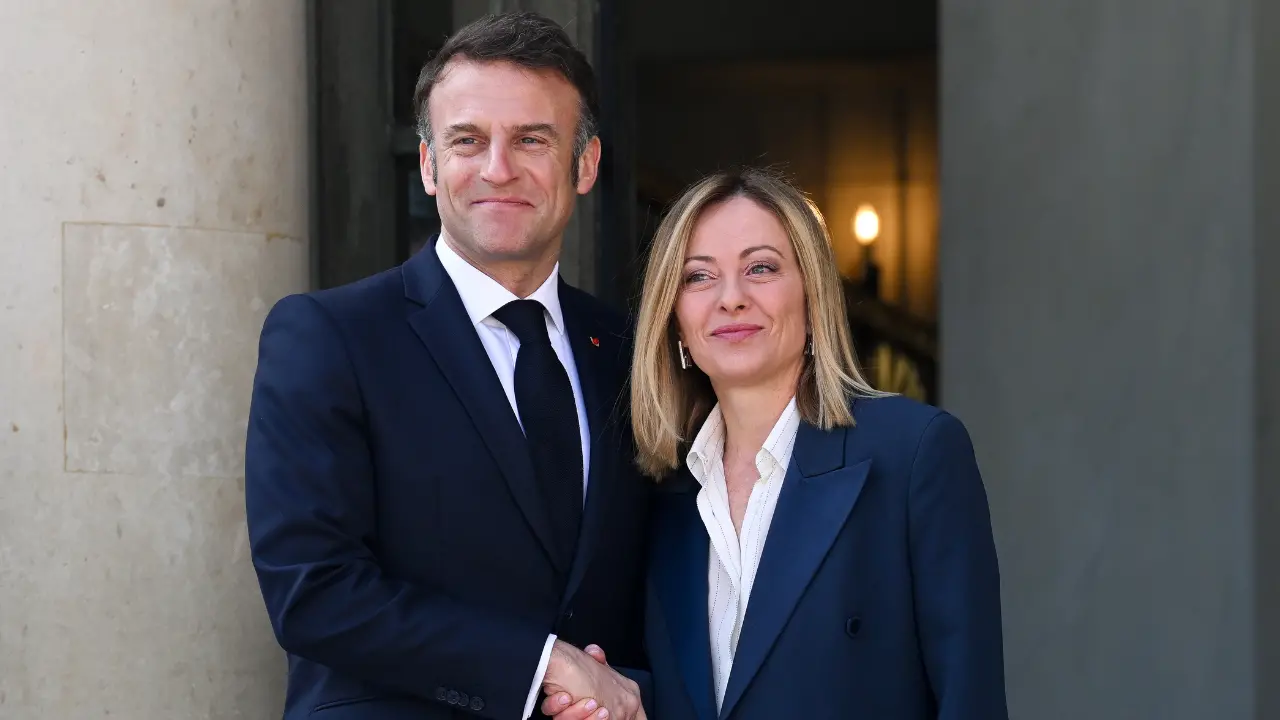 Meloni-Macron, tregua forzata a Roma: tutte le fratture tra Italia e Francia che rendono il dialogo un’impresa\n