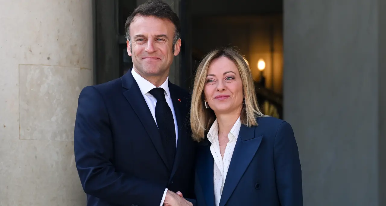 Meloni-Macron, tregua forzata a Roma: tutte le fratture tra Italia e Francia che rendono il dialogo un’impresa\n