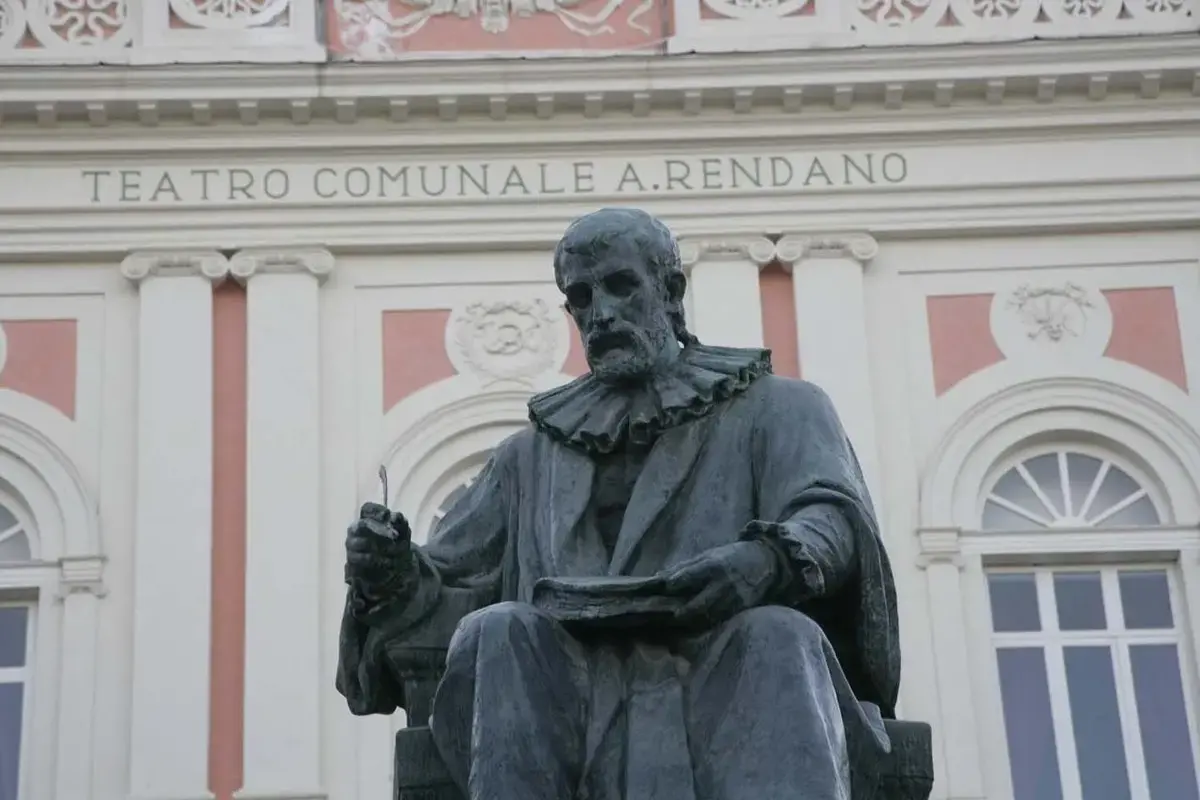 <p>Il monumento a Bernardino Telesio a Cosenza (foto dal sito Calabriastraordinaria)</p>\\n