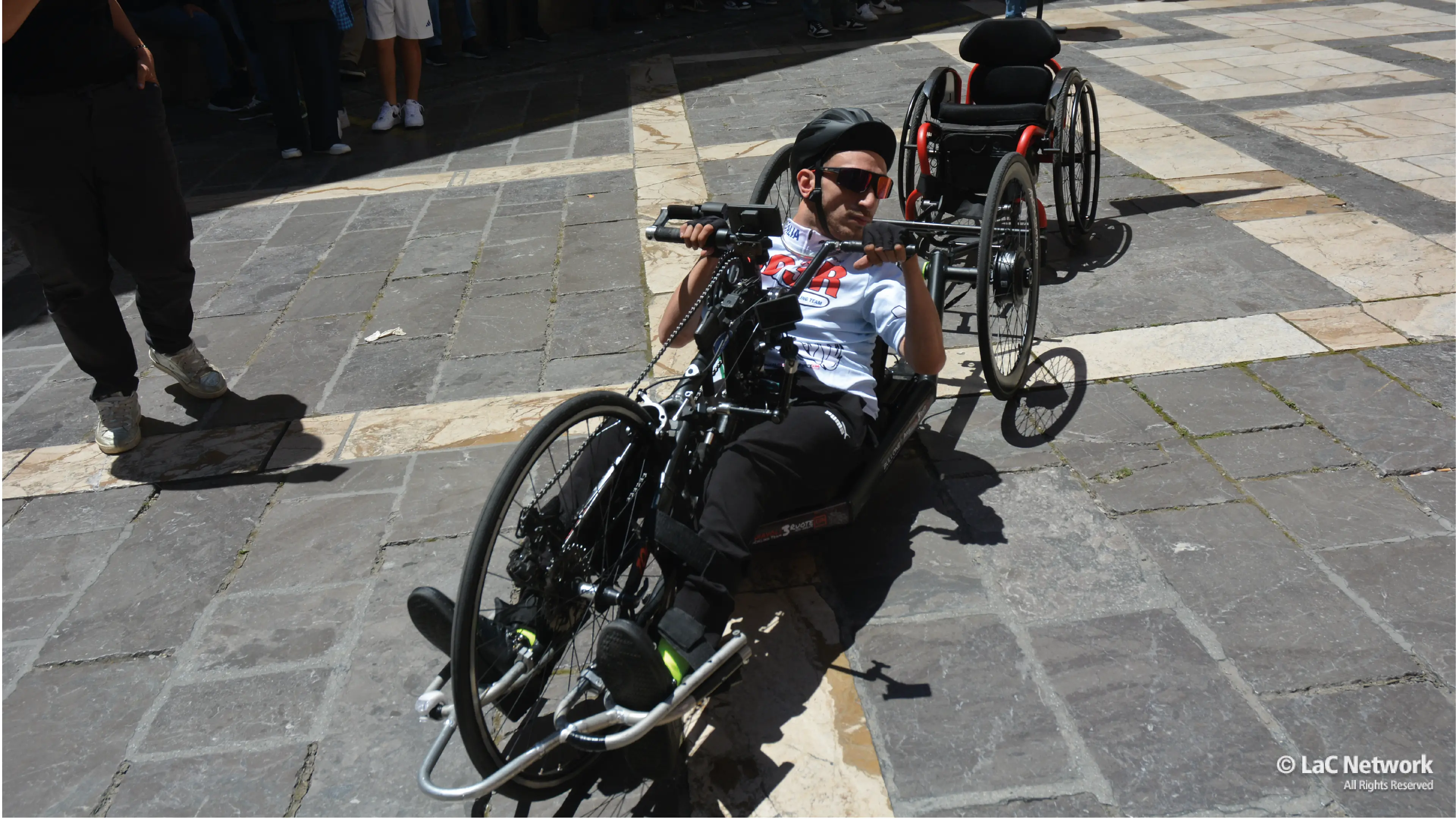 La «disabilità normale» di Cristiano Misasi in handbike alla scoperta della Calabria: «Mai arrendersi»