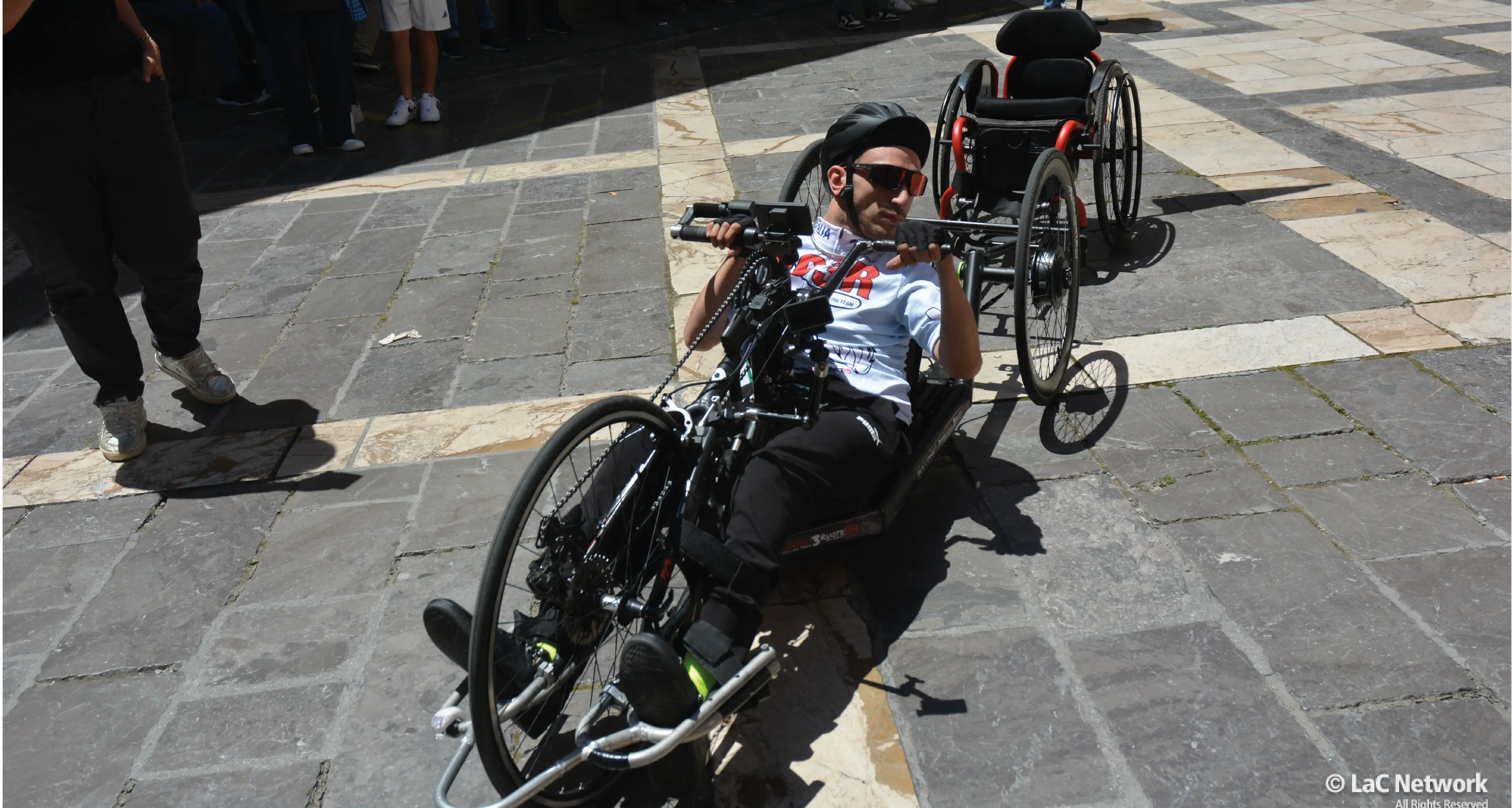 La «disabilità normale» di Cristiano Misasi in handbike alla scoperta della Calabria: «Mai arrendersi»