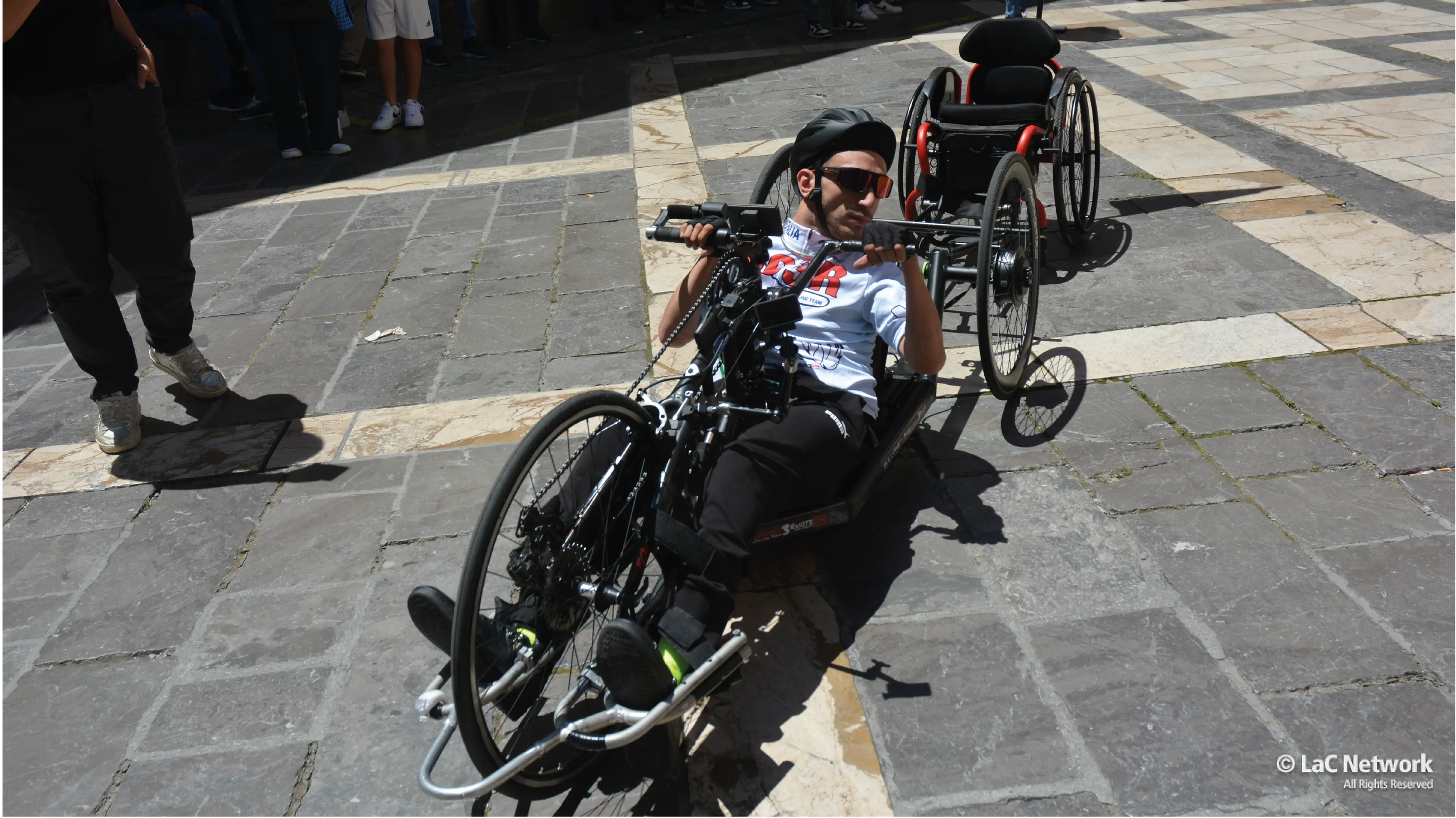 La «disabilità normale» di Cristiano Misasi in handbike alla scoperta della Calabria: «Mai arrendersi»