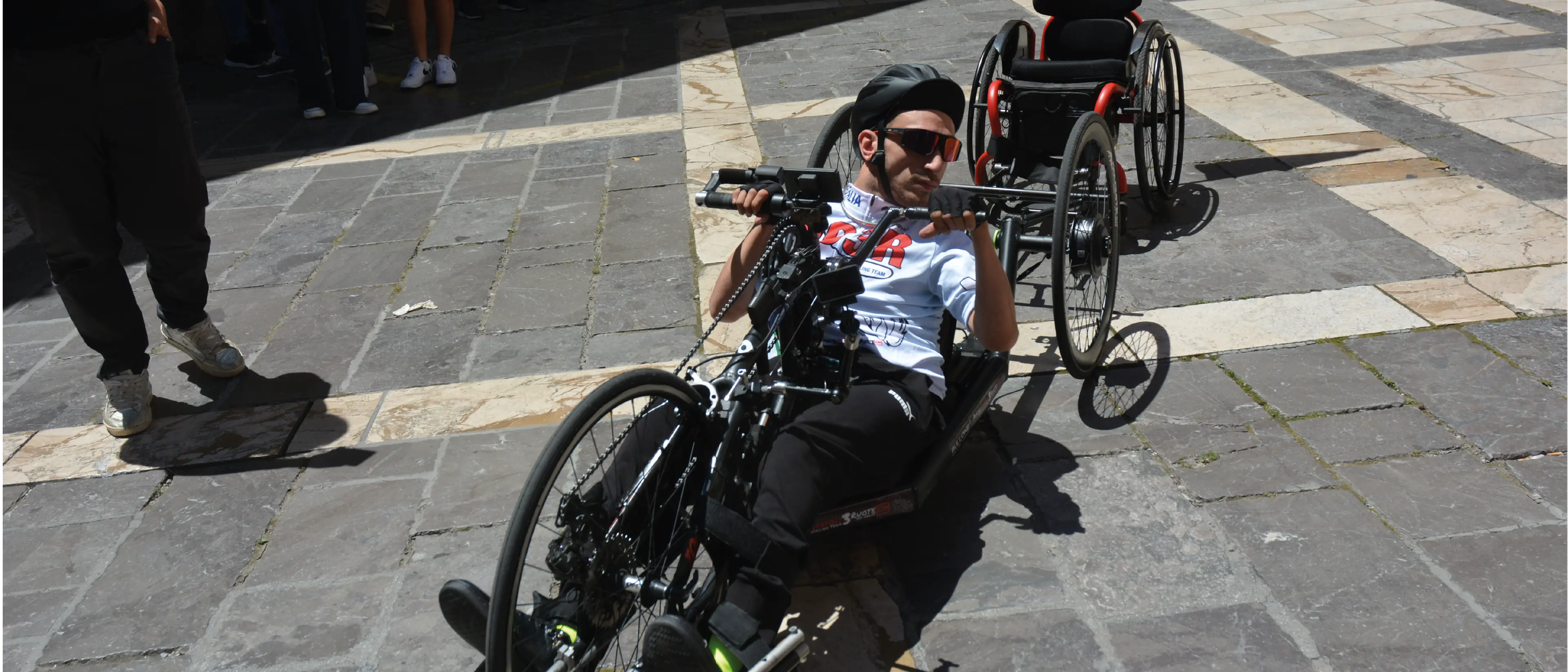 La «disabilità normale» di Cristiano Misasi in handbike alla scoperta della Calabria: «Mai arrendersi»