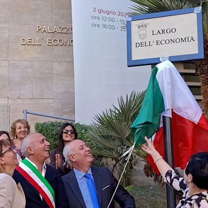 Cosenza, la Camera di commercio inaugura il Largo dell’Economia nello spazio davanti all’antica sede\n