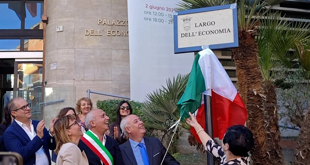Cosenza, la Camera di commercio inaugura il Largo dell’Economia nello spazio davanti all’antica sede\n