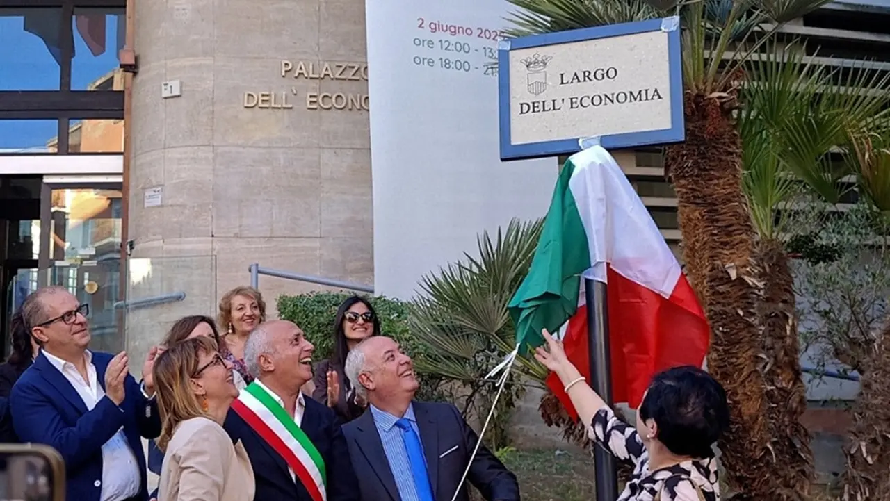 Cosenza, la Camera di commercio inaugura il Largo dell’Economia nello spazio davanti all’antica sede\n