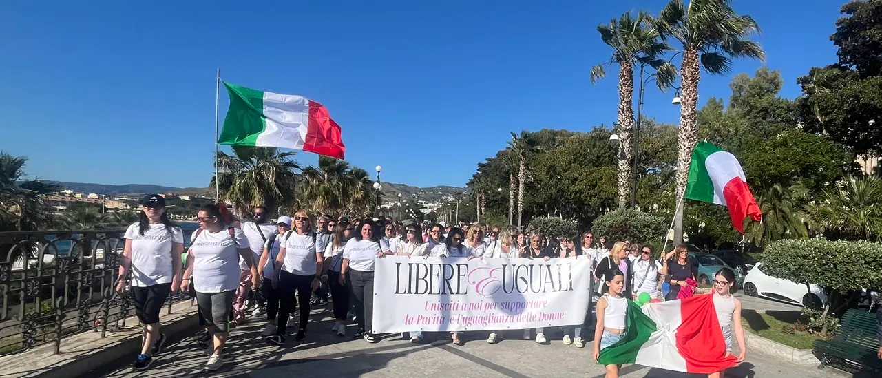 A Reggio Calabria la camminata per l’uguaglianza dei diritti e la parità nel nome\u00A0delle 21 madri costituenti