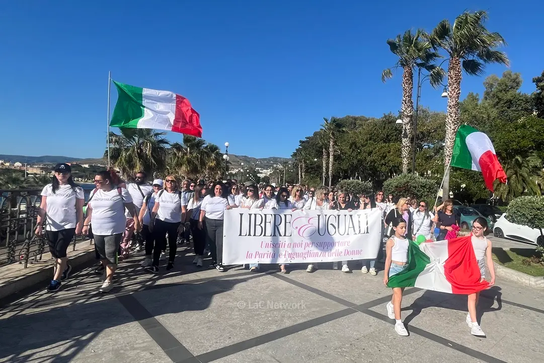 <p>La camminata per i diritti delle donne sul lungomare Falcomat&agrave; di Reggio Calabria</p>\\n
