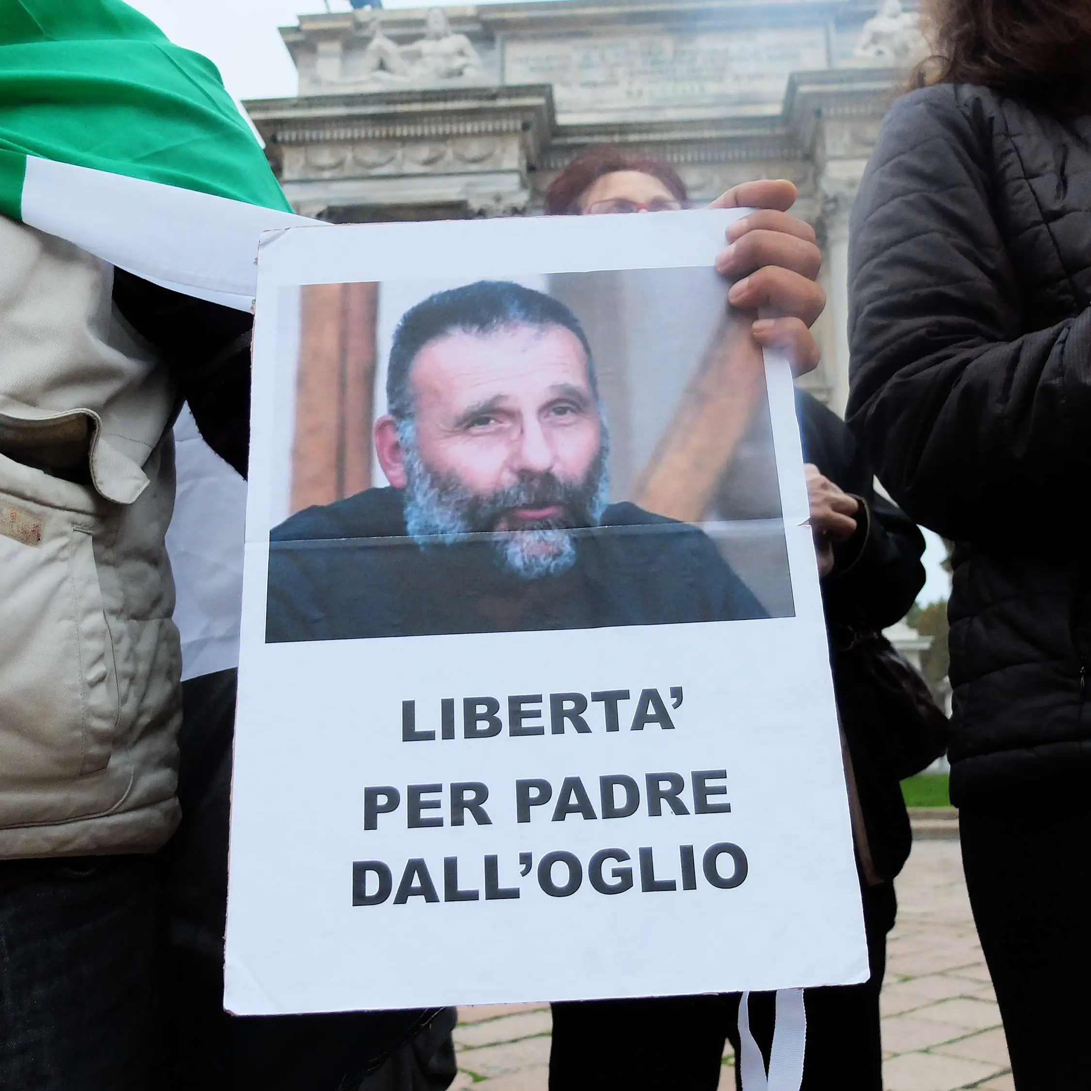Padre Dall’Oglio,\u00A0trovato un corpo in abiti religiosi in una fossa comune dell’Isis: forse la fine di un mistero lungo 11 anni