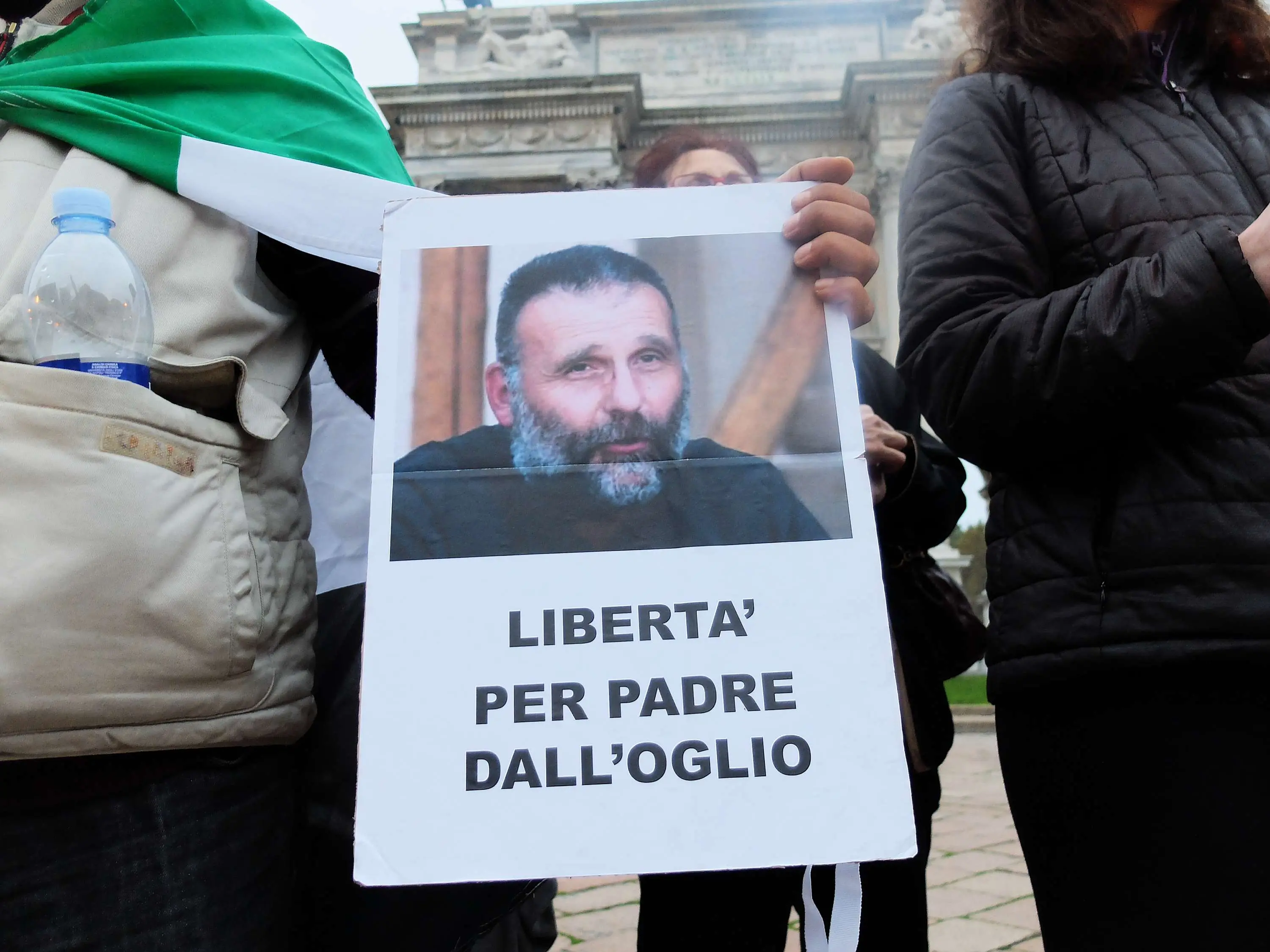 Padre Dall’Oglio,\u00A0trovato un corpo in abiti religiosi in una fossa comune dell’Isis: forse la fine di un mistero lungo 11 anni