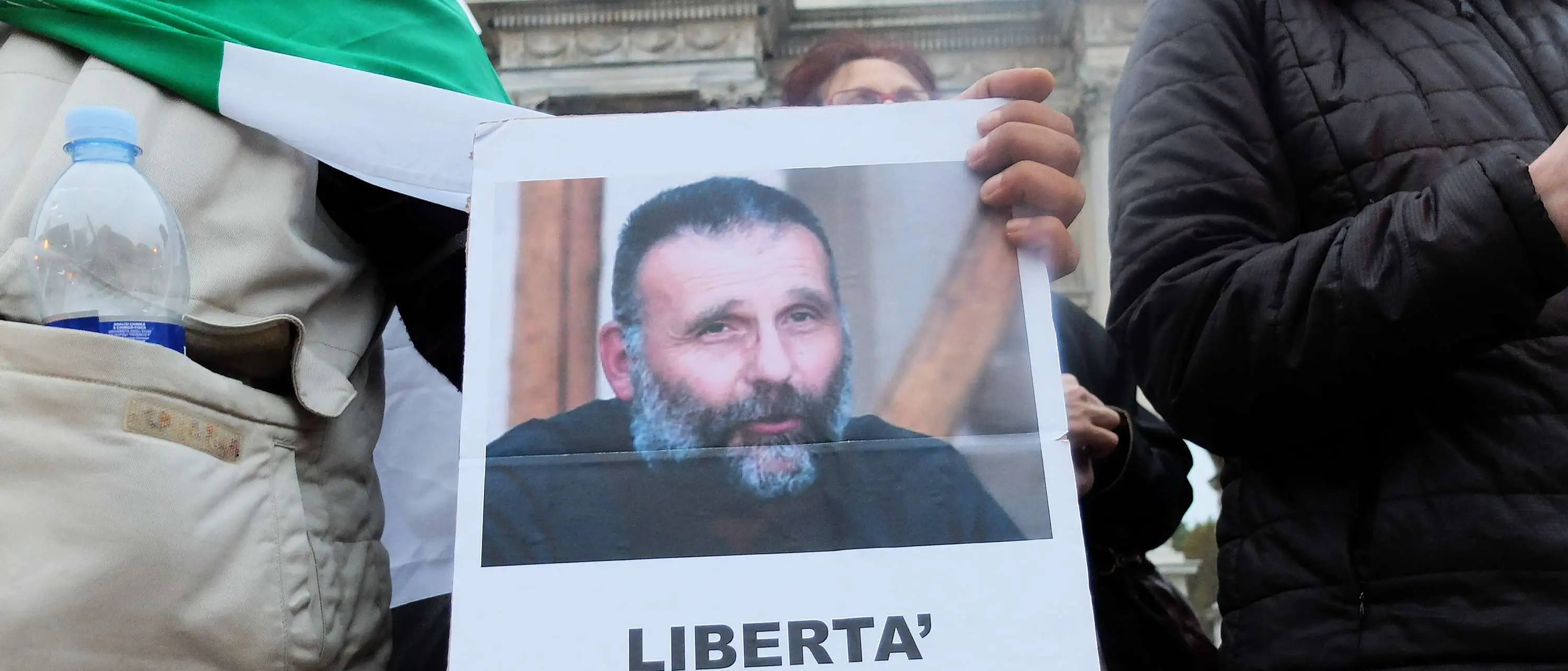 Padre Dall’Oglio,\u00A0trovato un corpo in abiti religiosi in una fossa comune dell’Isis: forse la fine di un mistero lungo 11 anni