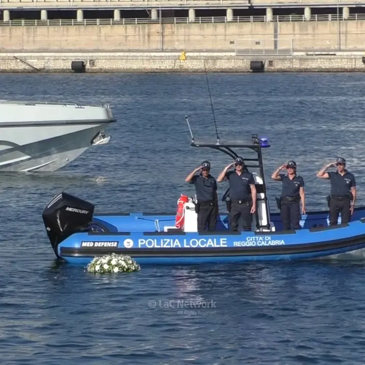 Una corona di fiori bianchi per le vittime delle migrazioni:\u00A0a Reggio Calabria batte il cuore ferito del Mediterraneo