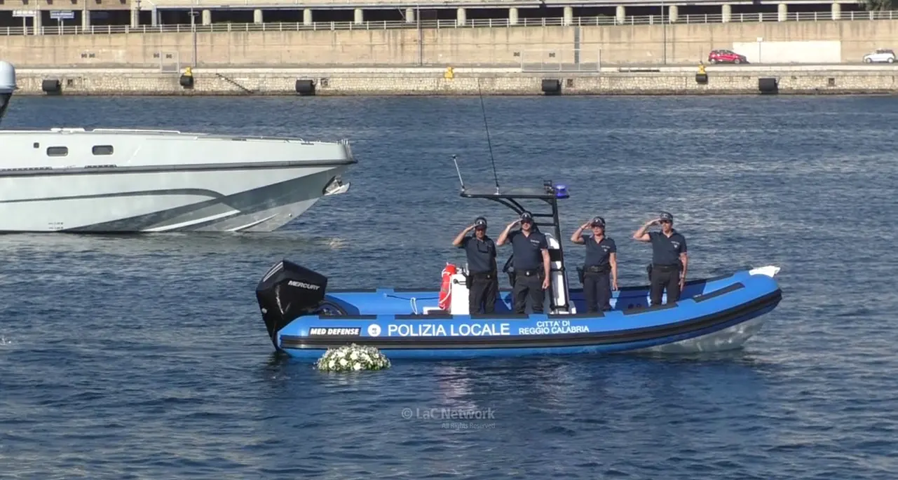 Una corona di fiori bianchi per le vittime delle migrazioni:\u00A0a Reggio Calabria batte il cuore ferito del Mediterraneo