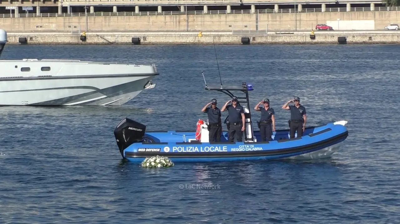 Una corona di fiori bianchi per le vittime delle migrazioni:\u00A0a Reggio Calabria batte il cuore ferito del Mediterraneo