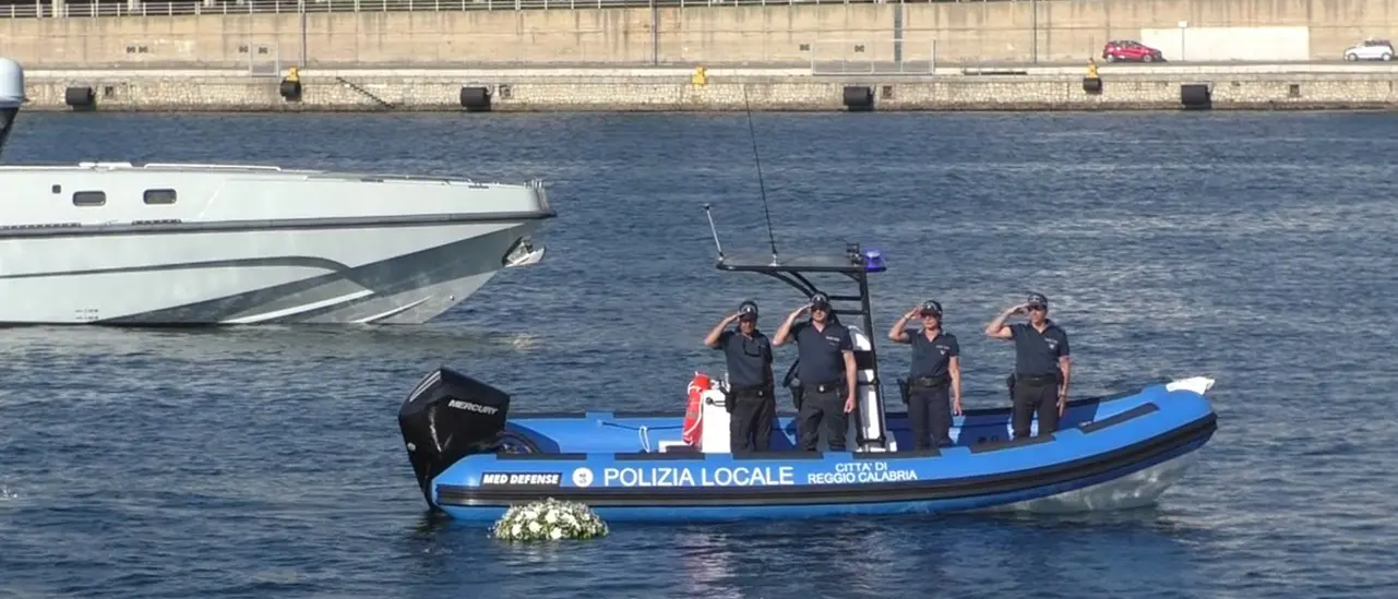 Una corona di fiori bianchi per le vittime delle migrazioni:\u00A0a Reggio Calabria batte il cuore ferito del Mediterraneo