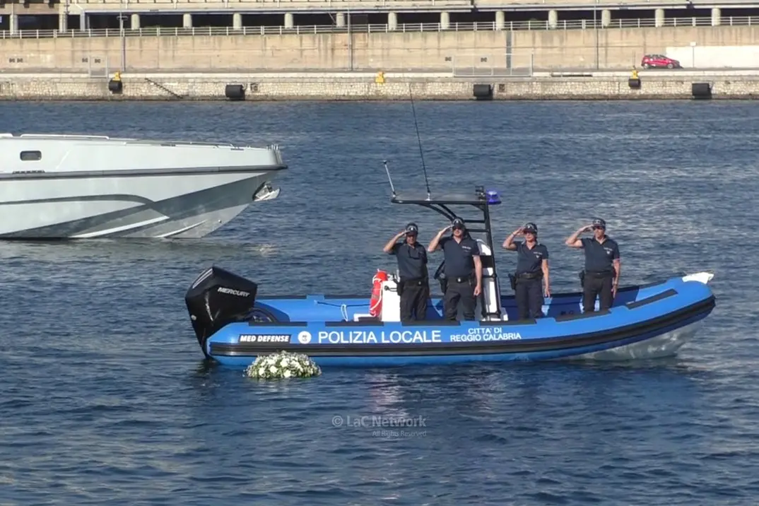 <p>La cerimonia di commemorazione delle vittime delle migrazioni al porto di Reggio</p>\\n