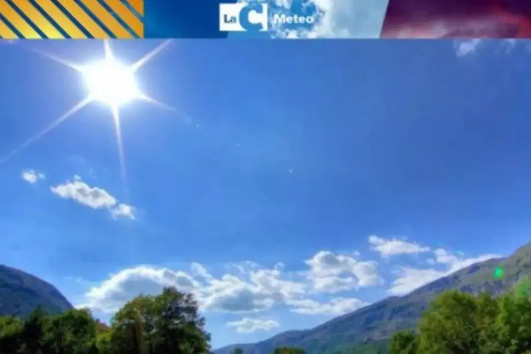 L\\u2019anticiclone africano domina sul Mediterraneo. La prima vera ondata di caldo infatti sta per interessare la Regione ma, in questi giorni, il caldo si far\\u00E0 comunque percepire localmente anche intensamente. Per la giornata di oggi ci attendiamo una giornata prettamente soleggiata su tutta la Regione con una mattinata stabile ovunque. Nel pomeriggio si avranno locali addensamenti nuvolosi solo nelle aree montuose, anche se comunque non sono previste precipitazioni, mentre altrove continuer\\u00E0 a splendere il sole. Durante le ore serali e notturne le condizioni meteorologiche continueranno a mantenersi stabili ovunque: da segnalare solo qualche nube bassa sotto forma di nebbia lungo le aree costiere Crotonesi e Catanzaresi Jonici. Le temperature si manterranno ancora stabili ovunque e localmente calde con valori oltre le medie del periodo: di seguito ecco alcuni valori che si potranno raggiungere nelle varie localit\\u00E0 calabresi.