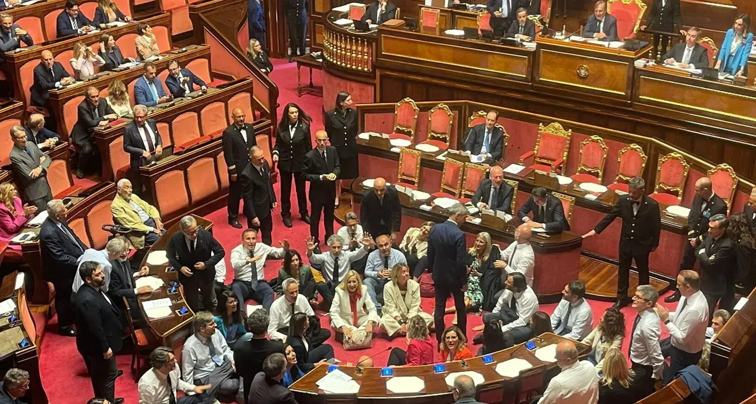 Dl sicurezza al voto finale, seduta sospesa dopo pochi minuti: senatori seduti a terra per protestare\n\n\n\n\n