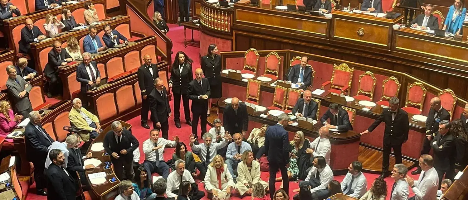 Dl sicurezza al voto finale, seduta sospesa dopo pochi minuti: senatori seduti a terra per protestare\n\n\n\n\n