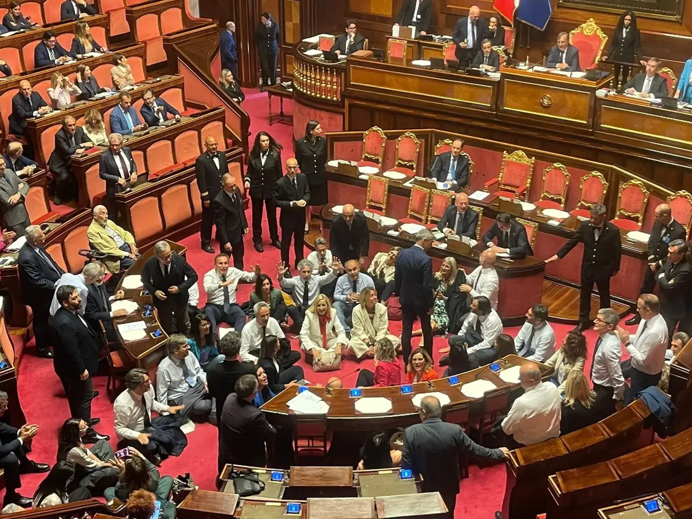 Dl sicurezza al voto finale, seduta sospesa dopo pochi minuti: senatori seduti a terra per protestare