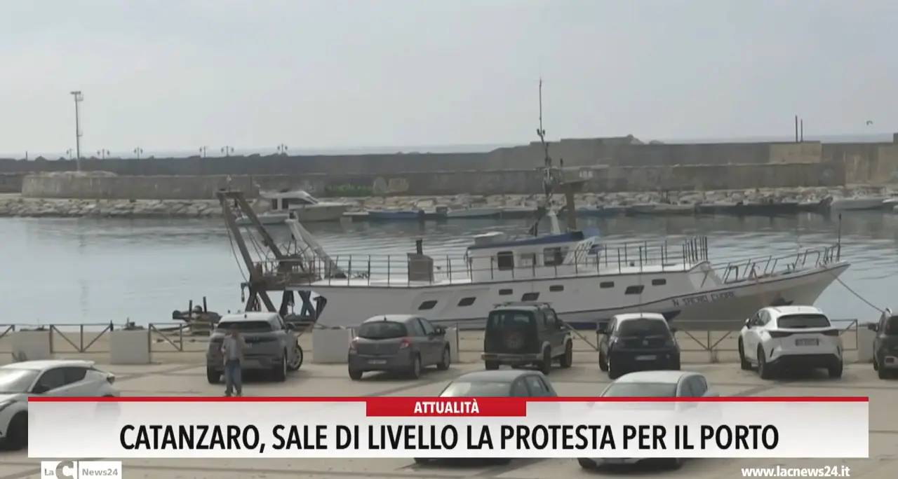Catanzaro, sale di livello la protesta per il porto