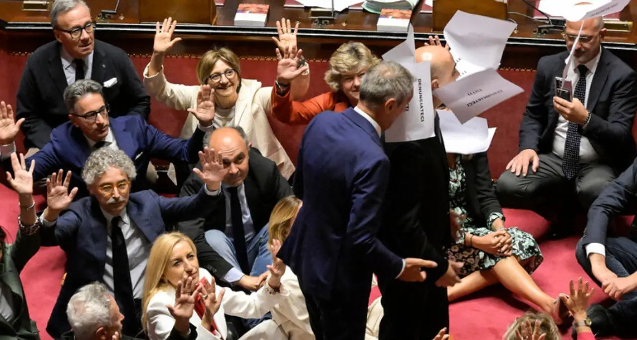 Il decreto sicurezza è legge: 109 sì, 69 no. Bagarre al Senato\n