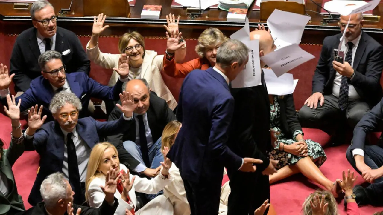Il decreto sicurezza è legge: 109 sì, 69 no. Bagarre al Senato\n