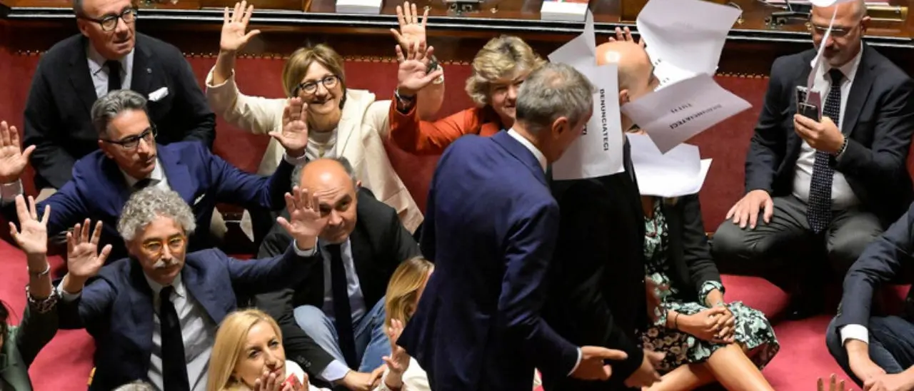 Il decreto sicurezza è legge: 109 sì, 69 no. Bagarre al Senato\n