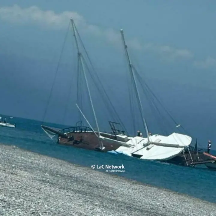 Naufragio (non) d’amore: il veliero di Temptation Island urta un relitto in mare a Guardavalle