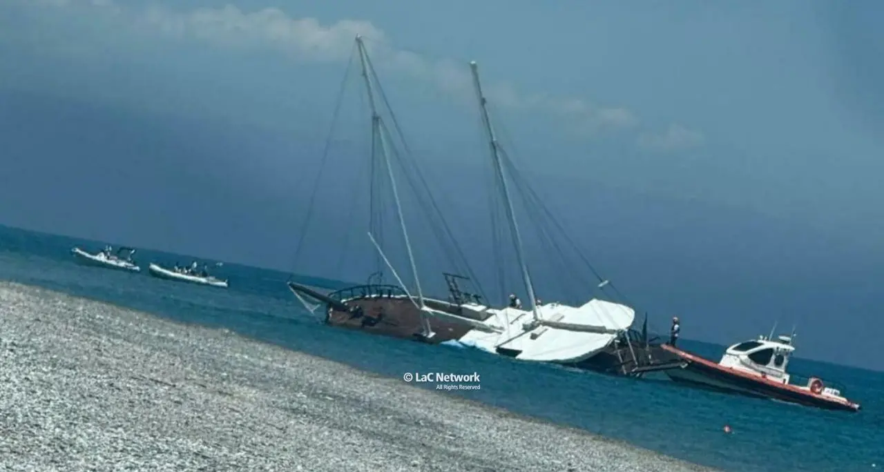 Naufragio (non) d’amore: il veliero di Temptation Island urta un relitto in mare a Guardavalle