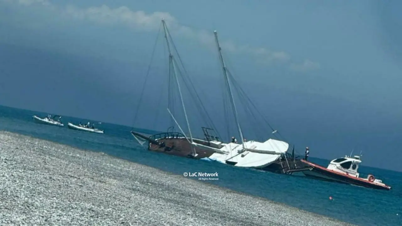 Naufragio (non) d’amore: il veliero di Temptation Island urta un relitto in mare a Guardavalle\n