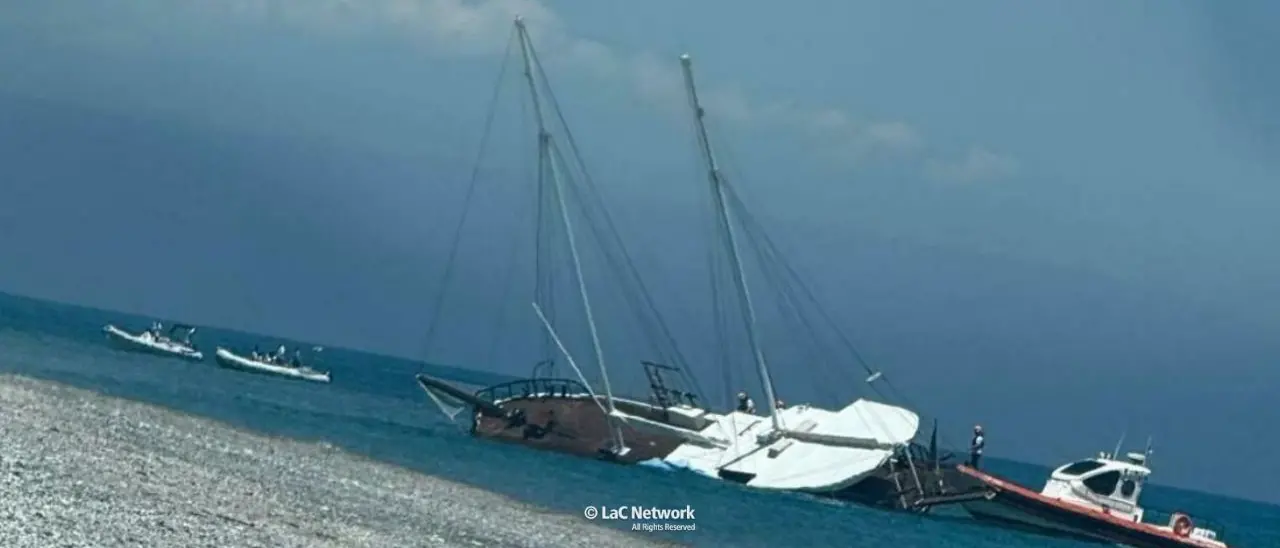 Naufragio (non) d’amore: il veliero di Temptation Island urta un relitto in mare a Guardavalle\n