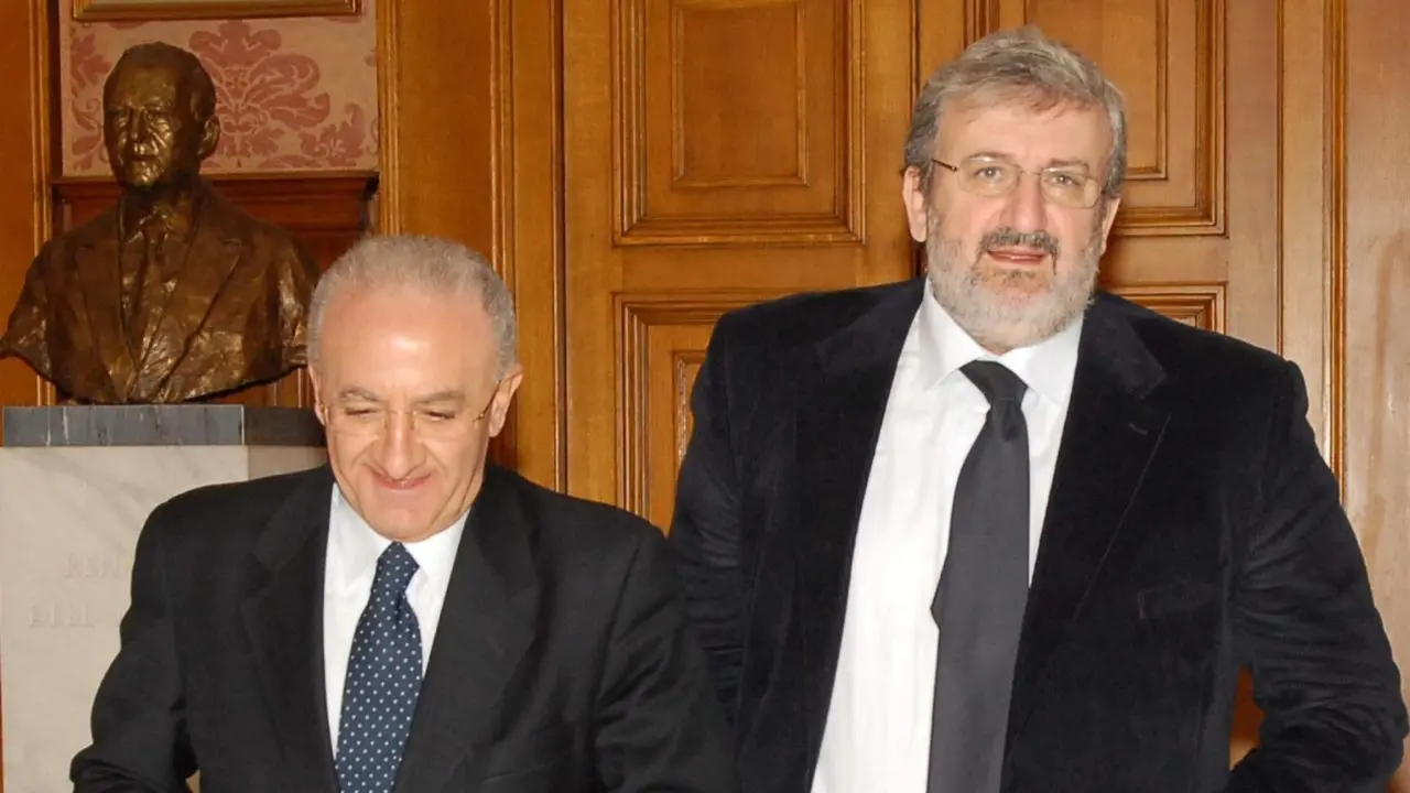 <p>Vincenzo De Luca e Michele Emiliano in una foto del 2011 (Ipa Agency)</p>\\n