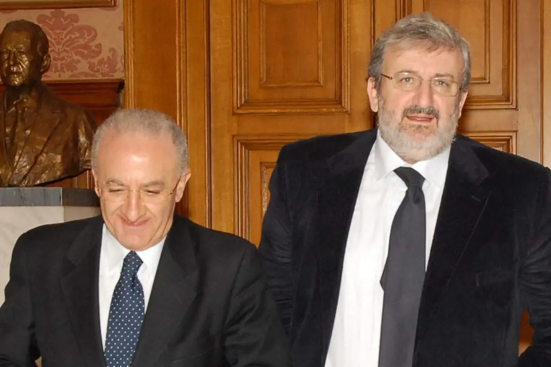 <p>Vincenzo De Luca e Michele Emiliano in una foto del 2011 (Ipa Agency)</p>\\n